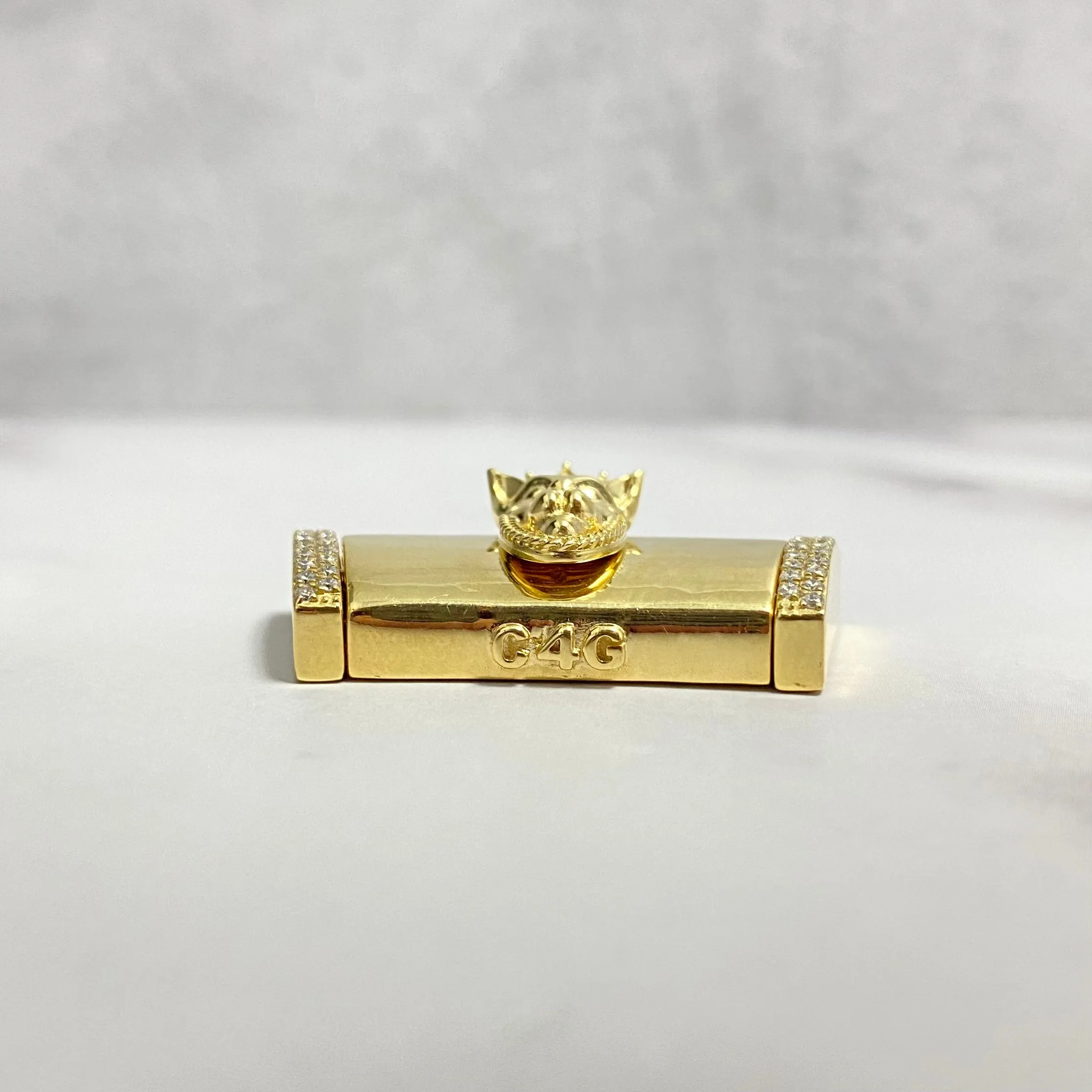 10K Yellow Gold Diamond On The Size Sleek Lock With Panther / 21.5gr / 17mm / 1.3in