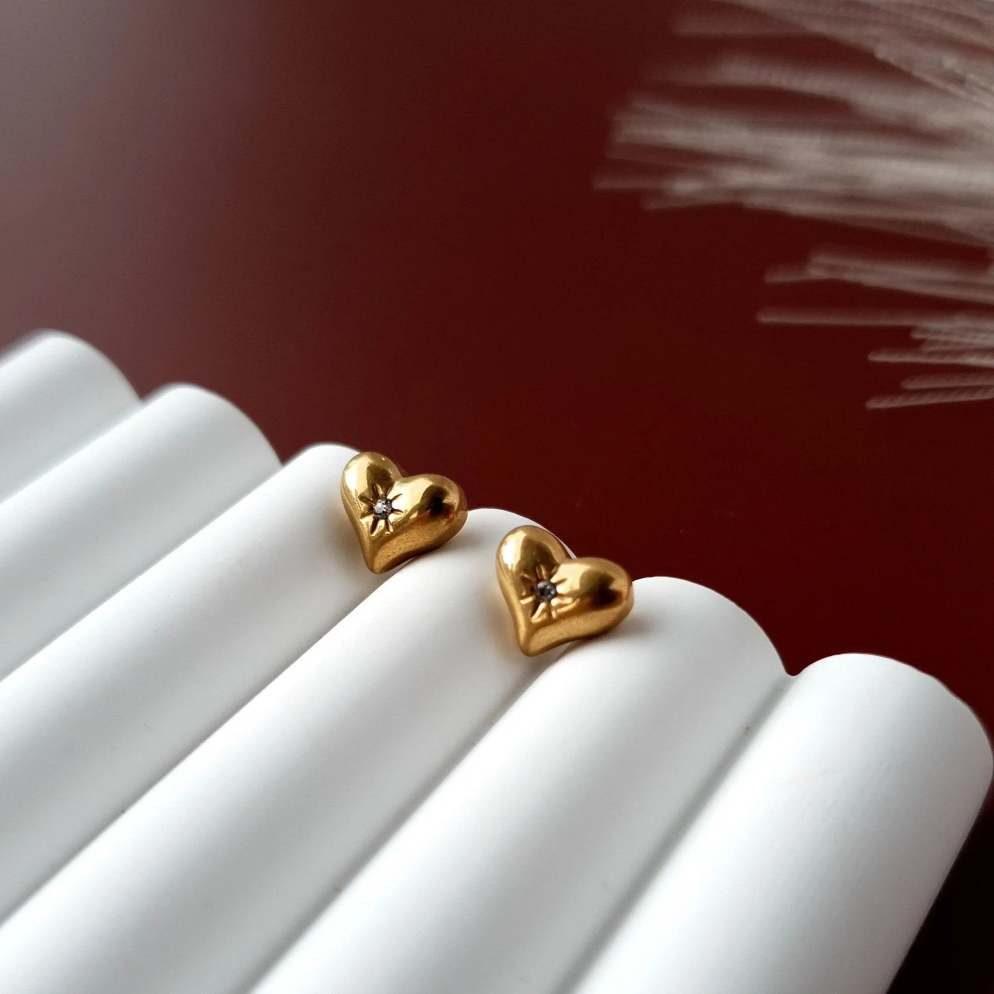 Shining heartbeat studs