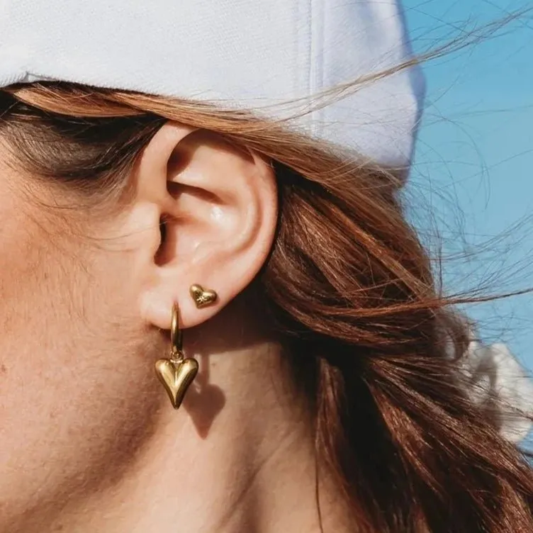 Shining heartbeat studs