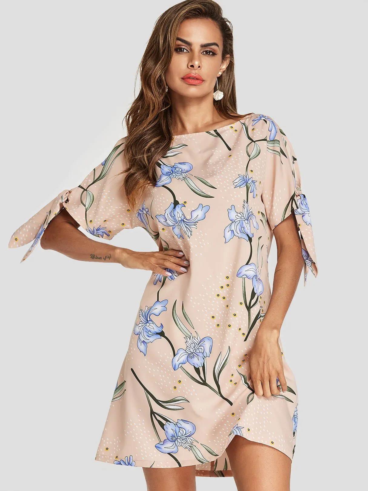Wholesale Round Neck Cold Shoulder Short Sleeve Floral Print Cut Out Mini Dresses